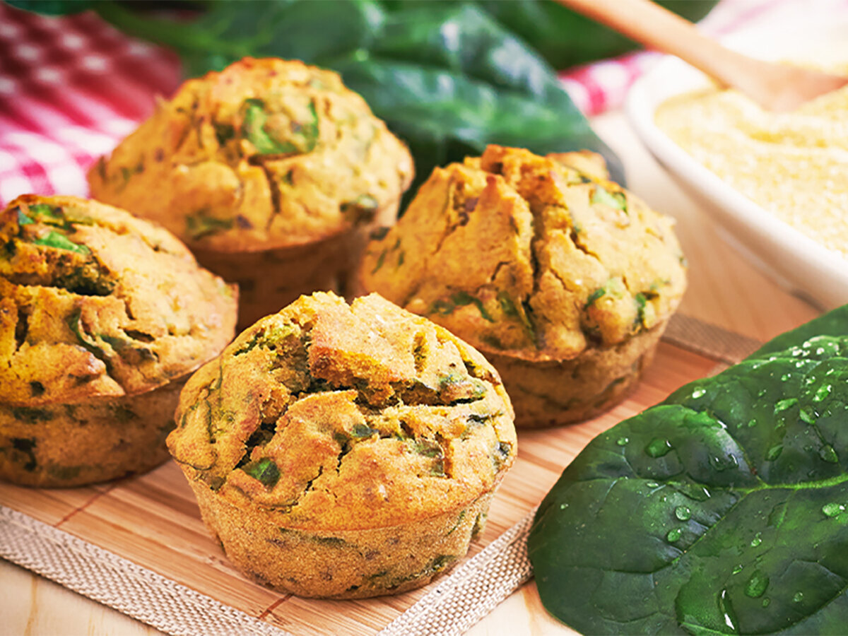 Osterrezept Spinat-Muffins Vier frisch gebackene Spinat-Muffins