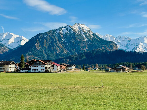 Berg mit Schneegipfel im Bundesland Bayern
