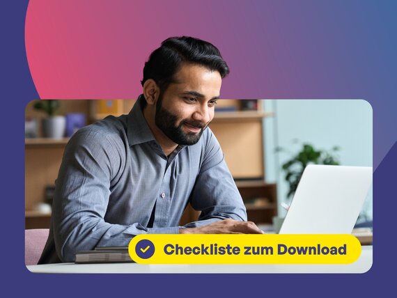 Mann in Hemd recherchiert an Laptop