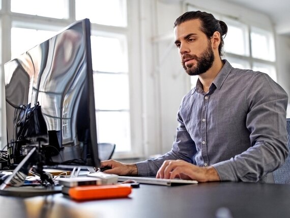 Ein Mann bei der Arbeit am Computer.