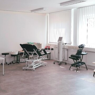 Schulungsraum für den Praxisunterricht in der Masseurschule. Therapieraum mit Therapiegeräten.