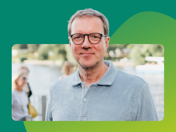 Joachim Giese, Vorstand der WBS TRAINING SE, unterwegs in einer Stadt