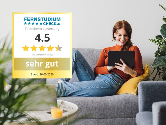 Person mit Tablet entspannt auf grauem Sofa liegend neben gelbem Kissen