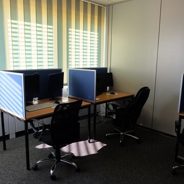 Drei PC-Arbeitsplätze.