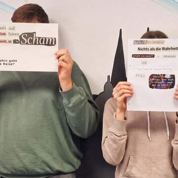 Schüler:innen zeigen ihre Ergebnisse des Workshops "Sprache"