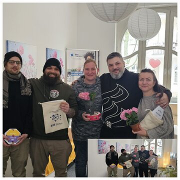 Gruppenfoto von Teilnehmer:innen, die sehr fröhlich aussehen.