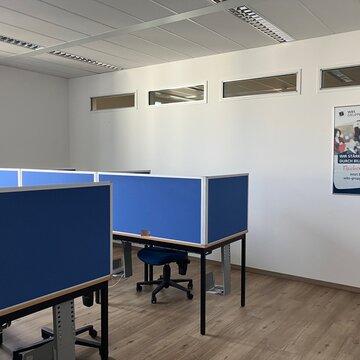 Ansicht des Trainingsraumes mit voneinander abgetrennten Arbeitsplätzen