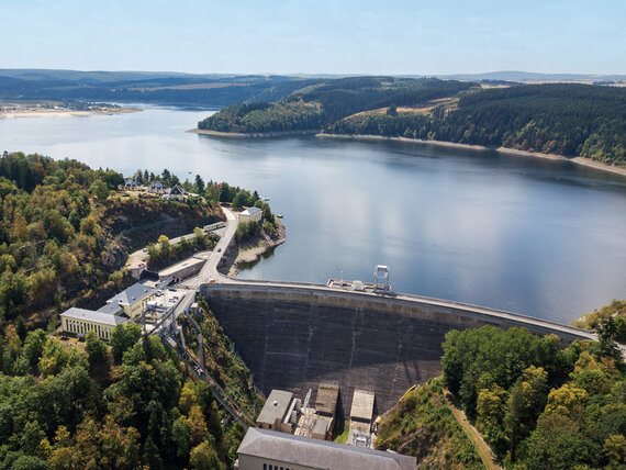 Staudamm und See im Bundesland Thüringen