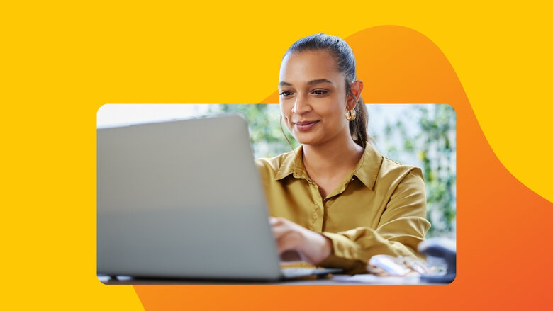 Frau mit zusammengebundenem Haar und goldfarbener Bluse arbeitet an einem Laptop