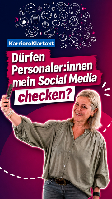 Frau mit hellblondem Haar in legerem Hemd macht Selfie vor dunkelrotem Hintergrund mit weißen Social-Media-Symbolen und Text 'KarriereKlartext Dürfen Personaler:innen mein Social Media checken'