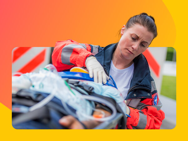 Eine Notfallsanitäterin im Einsatz.