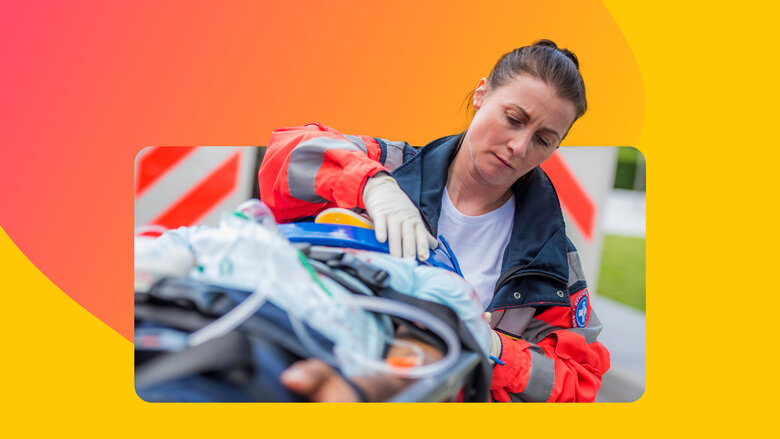 Ratgeber Ausbildung zur Notfallsanitäter:in Eine Notfallsanitäterin im Einsatz.