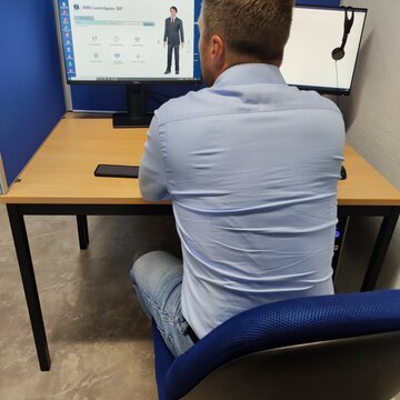 Teilnehmer sitzt an seinem PC-Arbeitsplatz und verfolgt gespannt den Unterricht.