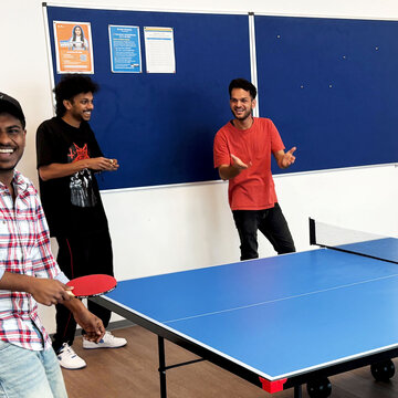 Gemeinsame Pausengestaltung beim Tischtennis.