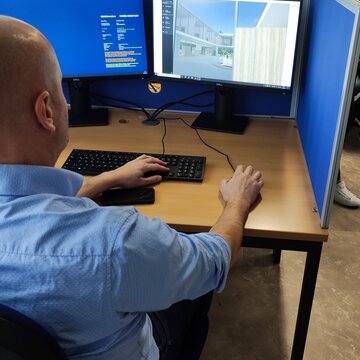 Teilnehmer arbeitet an seinem PC-Arbeitsplatz in der virtuellen Lernumgebung.