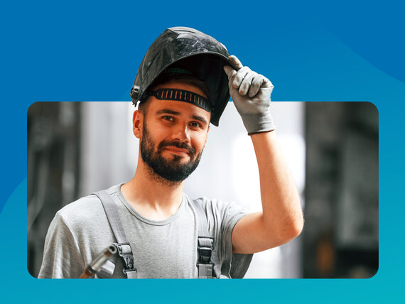 Junger Mann mit Schweißhelm