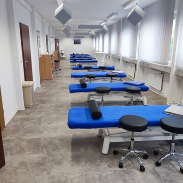 Schulungsraum mit vielen Massageliegen für den Präsenzunterricht der Ausbildung zur Masseur:in.