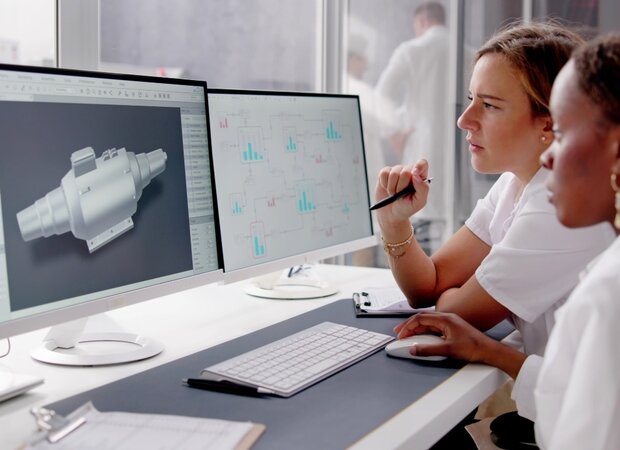 Zwei Frauen arbeiten am Computer an Robotik-Technologien