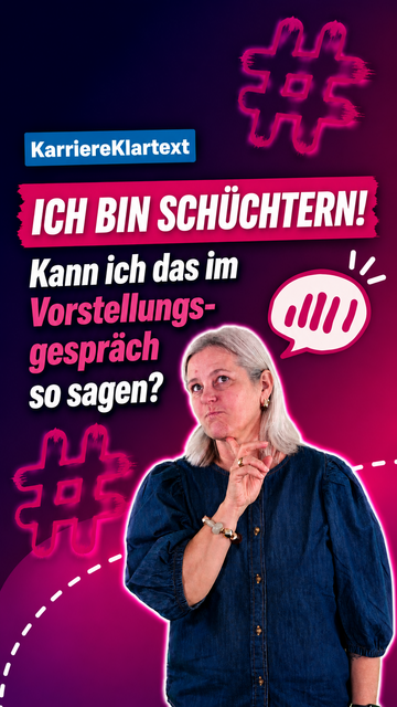 Frau mit blonden Haaren und blauem Oberteil hält Zeigefinger vor den Mund vor pinkem Hintergrund mit Text und Hashtag-Symbolen