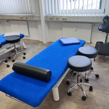 Massageliege für den Präsenzunterricht der Ausbildung zur Masseur:in.