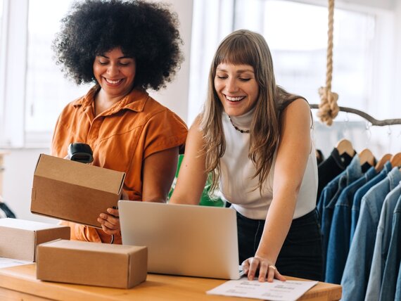 Zwei Frauen arbeiten in einem Kleidungsgeschäft