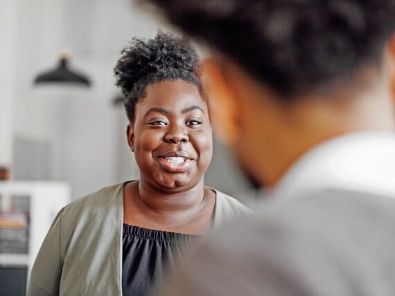 Eine Frau und ein Mann unterhalten sich.