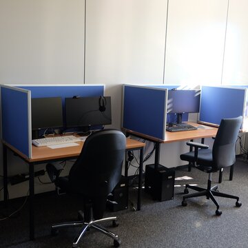 Mehrere PC-Arbeitsplätze im Lernbereich.
