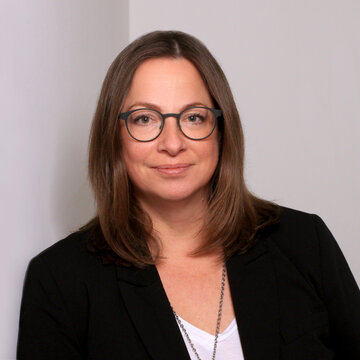Portrait der Bildungsreferentin Tanja Hirse. Eine brünette Frau mit Brille. Freundlicher Blick in die Kamera.