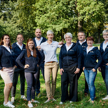 Team Region Bautzen-Görlitz, bestehend aus 9 freundlich lächelnden Personen. Sie stehen alle im Grünen.