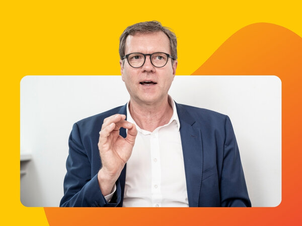 Joachim Giese, Vorstand der WBS TRAINING SE (Kerngesellschaft der WBS GRUPPE), hält einen Vortrag