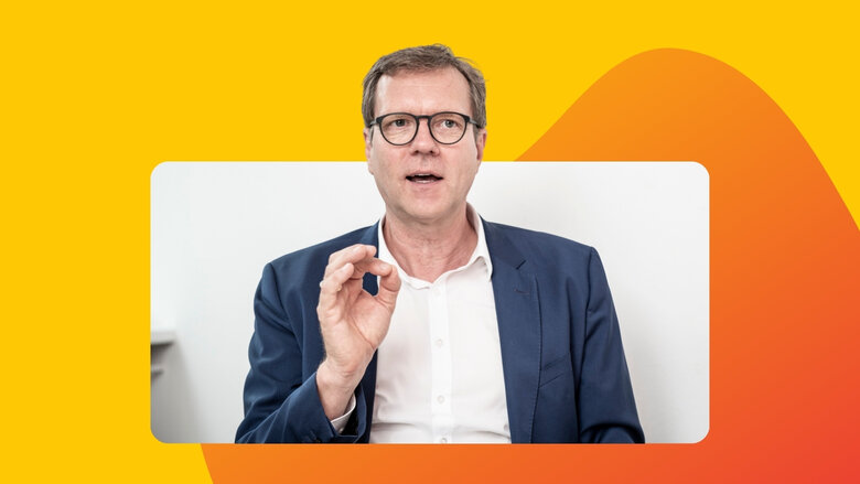 Joachim Giese, Vorstand der WBS TRAINING SE (Kerngesellschaft der WBS GRUPPE), hält einen Vortrag
