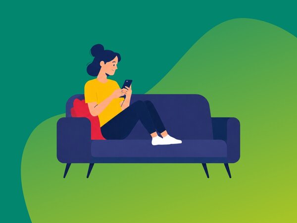 Illustration: Frau sitzt auf Sofa und hält Smartphone in der Hand
