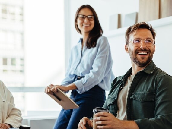 Eine Gruppe fröhlicher Kollegen im Büro