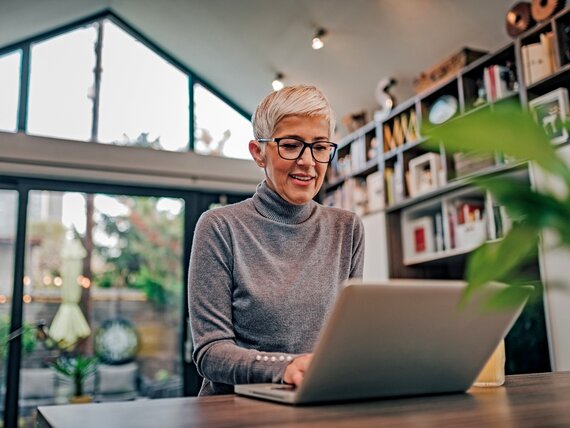Eine Frau im Homeoffice arbeitet am Laptop.