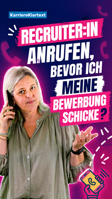 Frau mit grüner Bluse hält ein Smartphone ans Ohr und gestikuliert mit der anderen Hand vor pink-lila Hintergrund mit Text in weißen und pinken Kästen