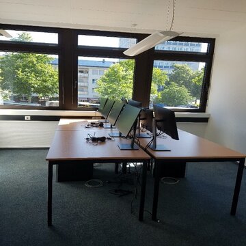 Schulungsraum mit mehreren PC-Arbeitsplätzen