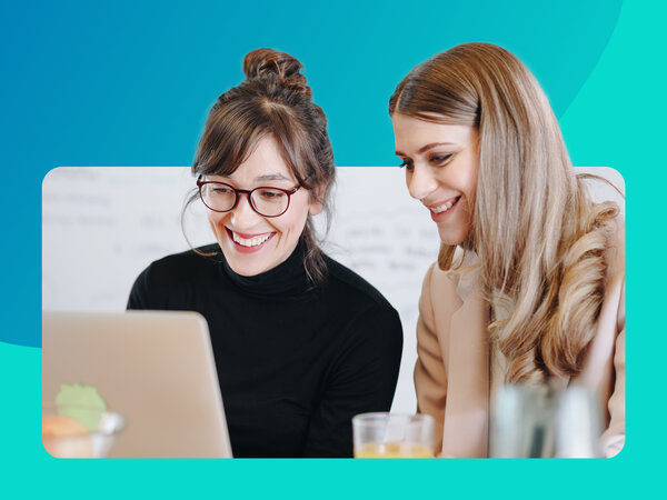 Zwei Kolleg:innen arbeiten freundschaftlich zusammen.