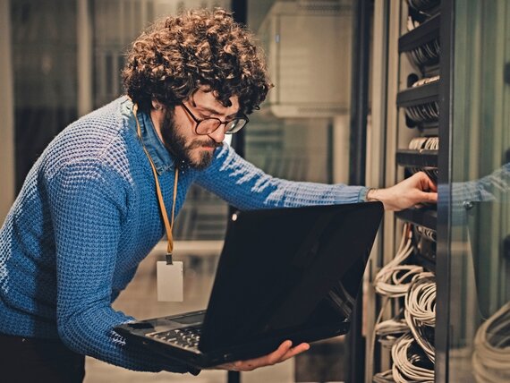 Ein IT Experte arbeitet an Servern