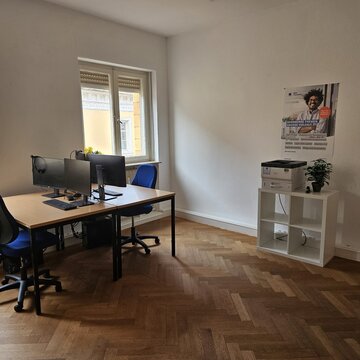 geräumiger Schulungsraum mit zwei PC-Arbeitsplätzen.