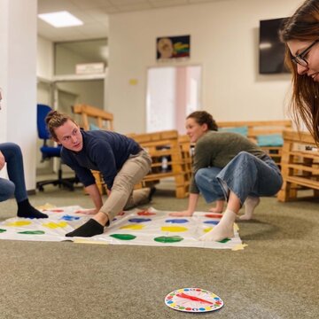 Schüler:innen spielen gemeinsam "Twister".
