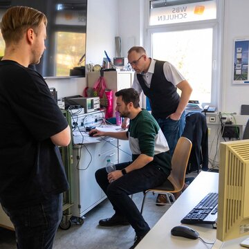 Studenten der Elektrotechnik bei einer Projektarbeit.