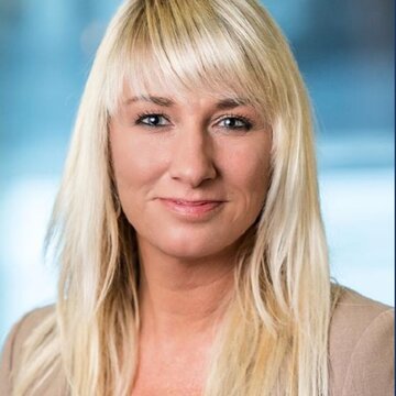 Portrait der Fachleitung Stefanie Franke. Blonde, lange Haare mit Pony und freundlicher Blick in die Kamera.