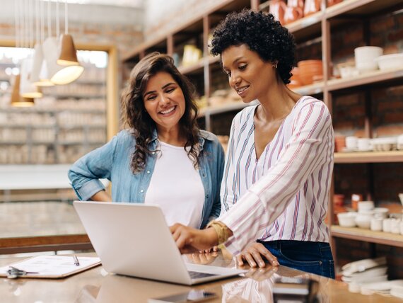 Zwei Frauen arbeiten am Laptop in einem Porzellan Geschäft