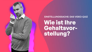 Mann mit kurzem Haar und Bart in Pullover mit weißem Kragen und nachdenkliche Geste