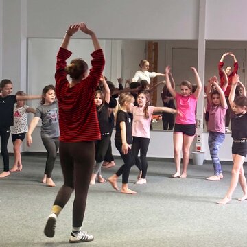Angehende Ergotherapeutinnen geben einen Bewegungsworkshop für Kinder.