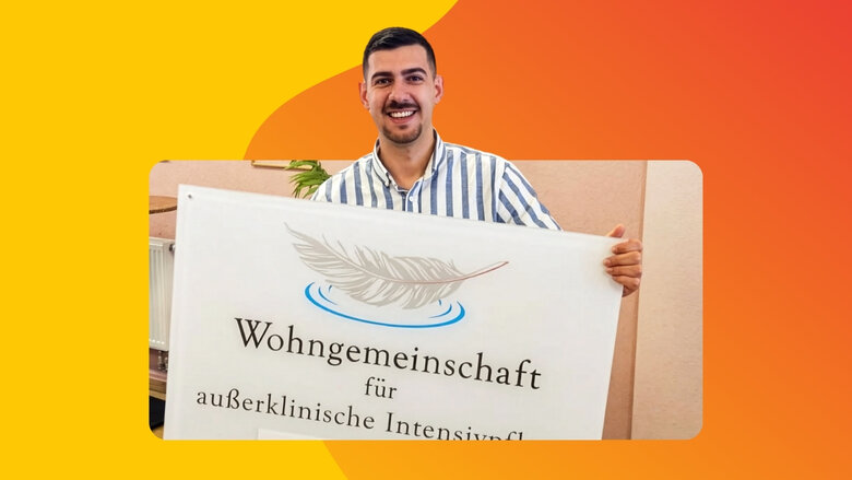 Lächelnder Mann mit gestreiftem Hemd hält Schild mit der Aufschrift 'Wohngemeinschaft für außerklinische Intensivpflege' in den Händen