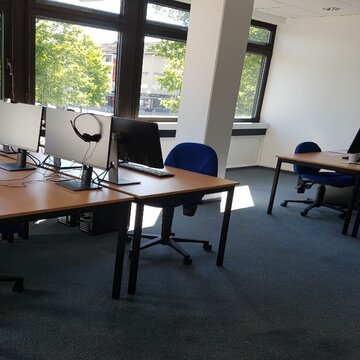 Schulungsraum mit mehreren PC-Arbeitsplätzen.