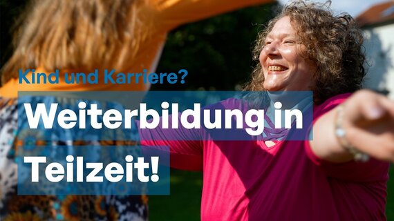 Frau freut sich über ihre Weiterbildung in Teilzeit