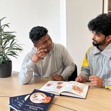 Zwei Schüler lernen gemeinsam.
