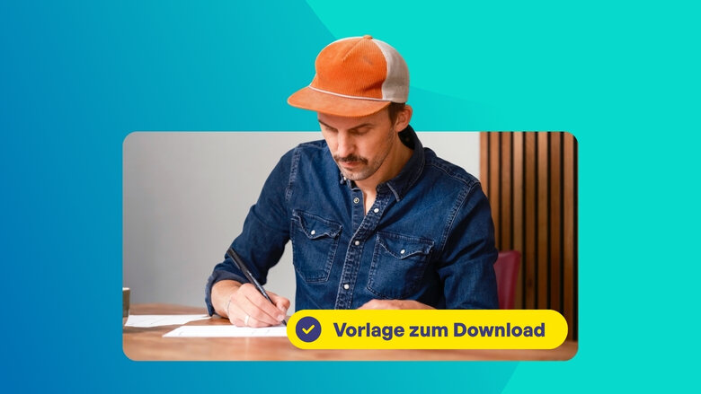 Mann sitzt auf Sofa und schreibt in Notizbuch